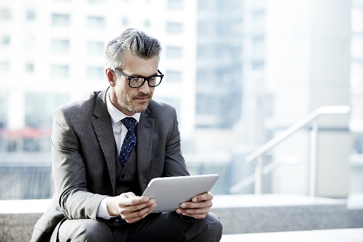 homme utilisant une solution de messagerie sécurisée contre les cyberattaques