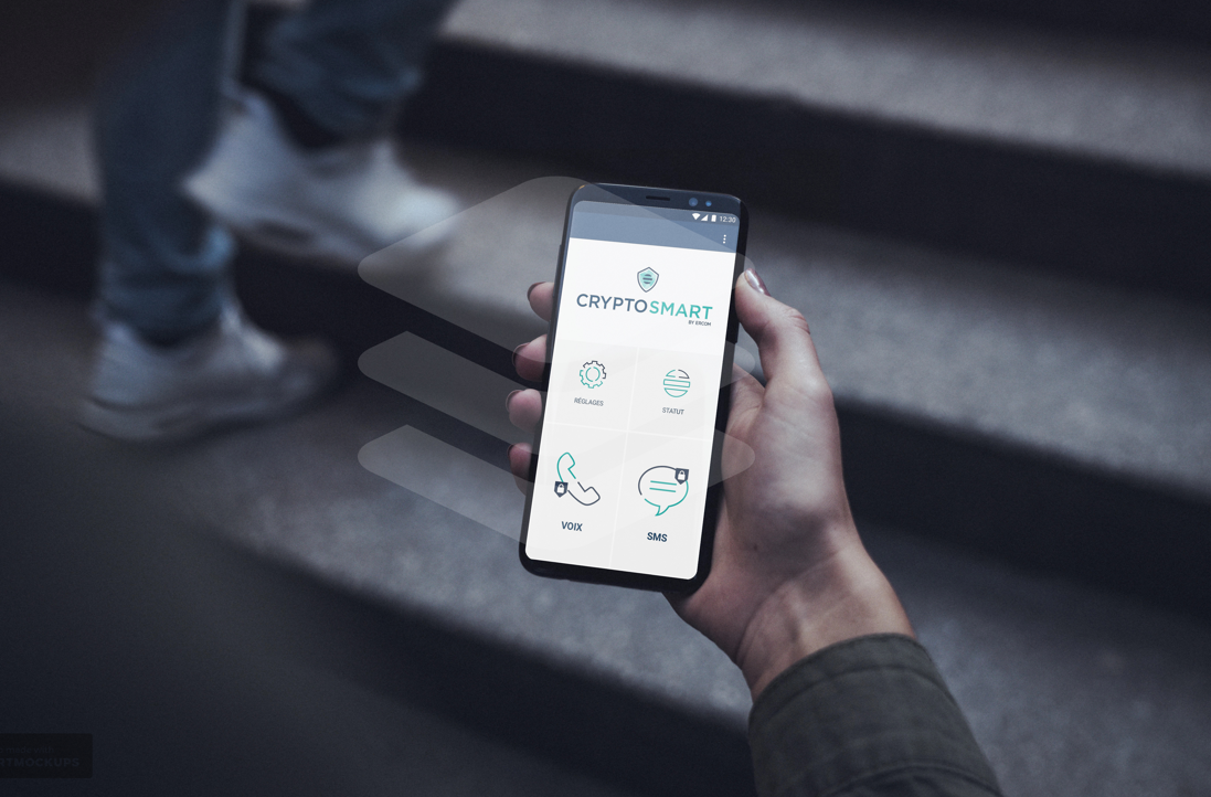 homme tenant dans sa main un smartphone, ayant l'application de communication sécurisée Cryptosmart 